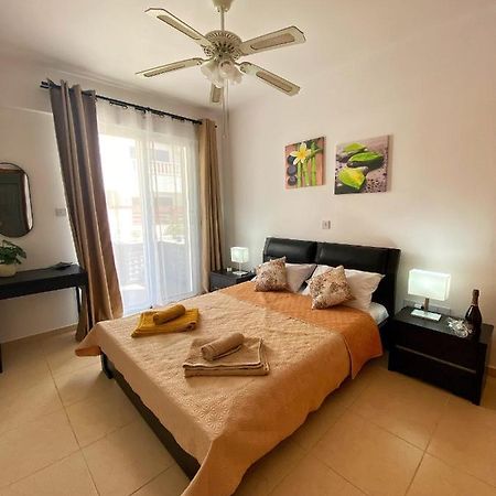 Cozy Poolside Apartment Paphos Ngoại thất bức ảnh