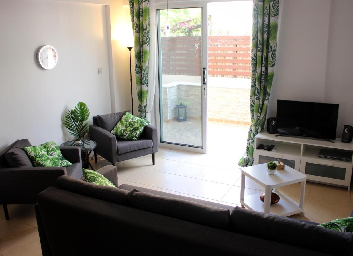 Cozy Poolside Apartment Paphos Ngoại thất bức ảnh
