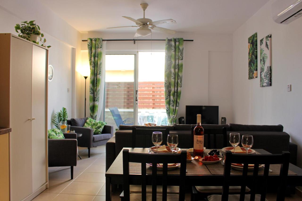 Cozy Poolside Apartment Paphos Ngoại thất bức ảnh