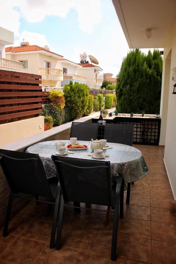 Cozy Poolside Apartment Paphos Ngoại thất bức ảnh