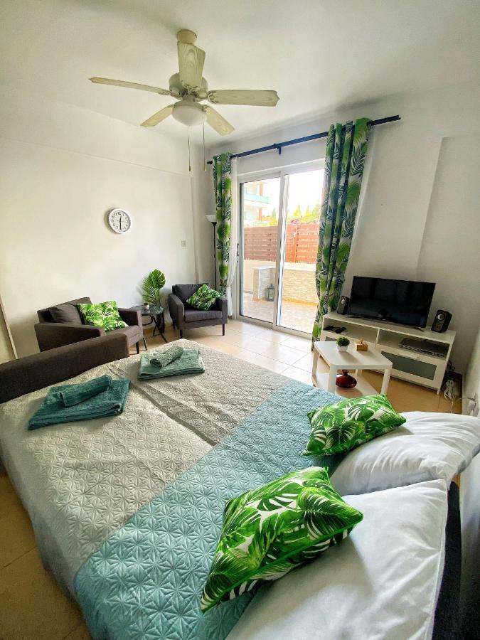 Cozy Poolside Apartment Paphos Ngoại thất bức ảnh